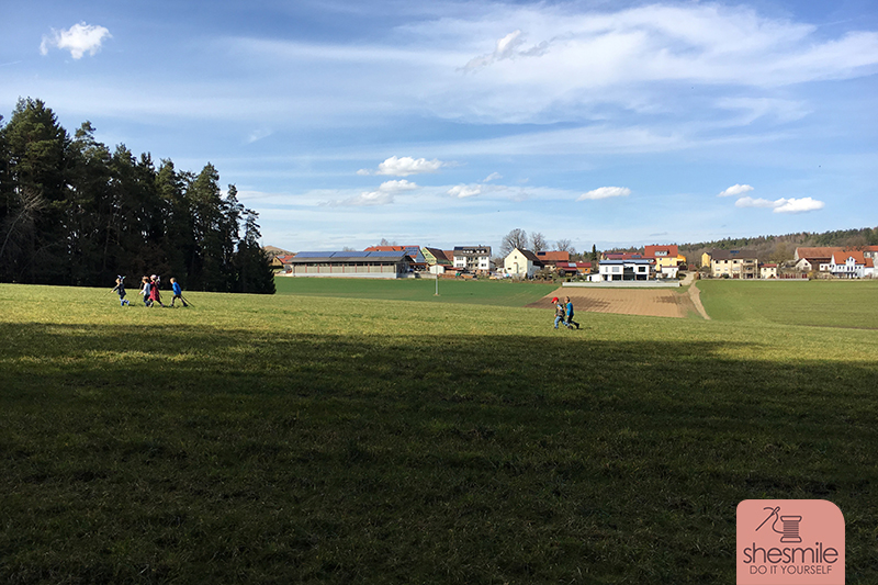 Eine Schatzsuche zum 6. Kindergeburtstag draußen in der Natur mit 7 Vorschulkindern unterwegs. Idee, Aufgaben und Bilder von shesmile.