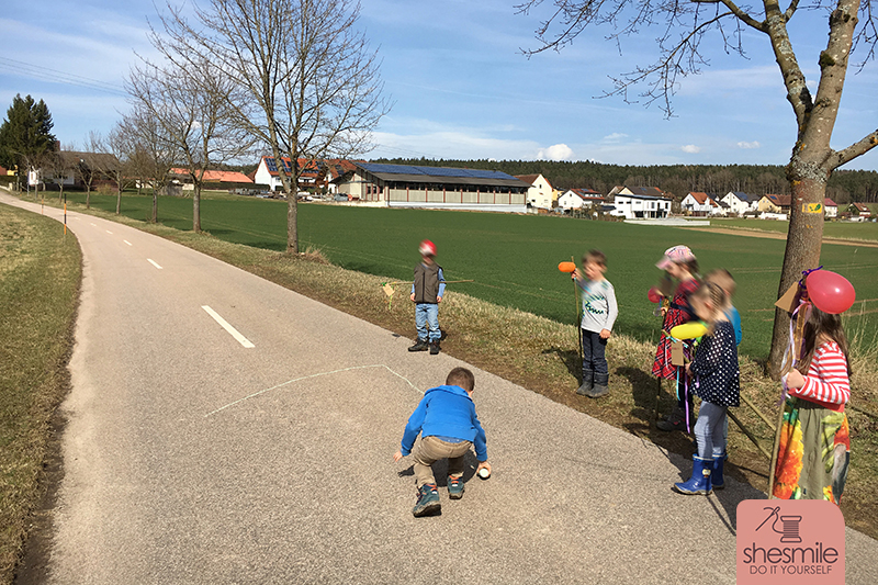Eine Schatzsuche zum 6. Kindergeburtstag draußen in der Natur mit 7 Vorschulkindern unterwegs. Idee, Aufgaben und Bilder von shesmile.