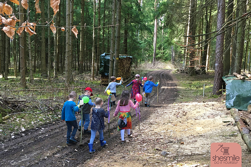 Eine Schatzsuche zum 6. Kindergeburtstag draußen in der Natur mit 7 Vorschulkindern unterwegs. Idee, Aufgaben und Bilder von shesmile.