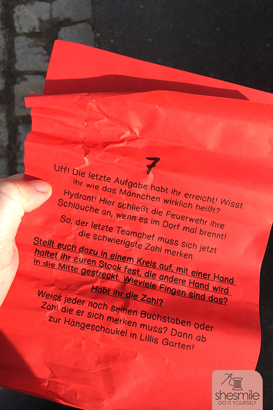 Eine Schatzsuche zum 6. Kindergeburtstag draußen in der Natur mit 7 Vorschulkindern unterwegs. Idee, Aufgaben und Bilder von shesmile.