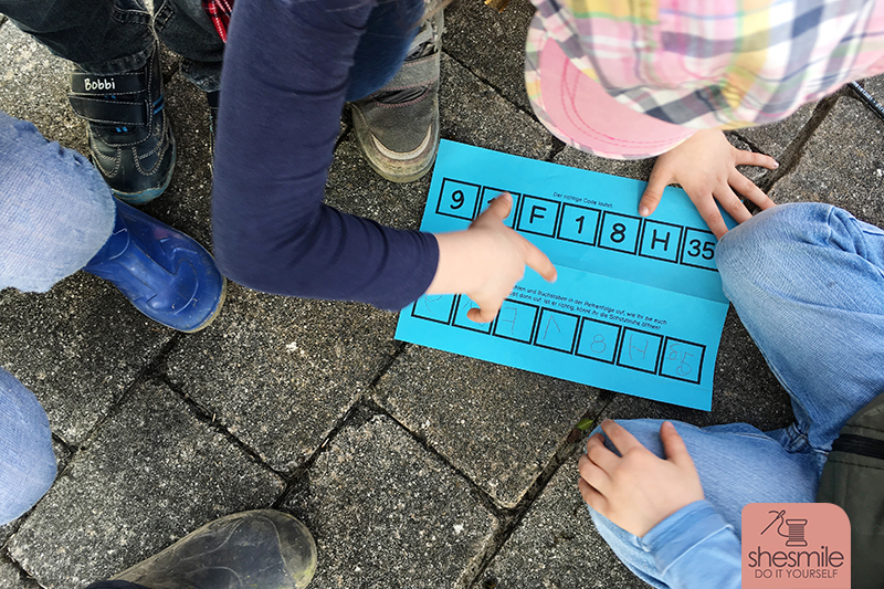 Eine Schatzsuche zum 6. Kindergeburtstag draußen in der Natur mit 7 Vorschulkindern unterwegs. Idee, Aufgaben und Bilder von shesmile.