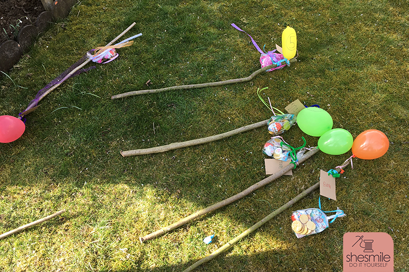 Eine Schatzsuche zum 6. Kindergeburtstag draußen in der Natur mit 7 Vorschulkindern unterwegs. Idee, Aufgaben und Bilder von shesmile.
