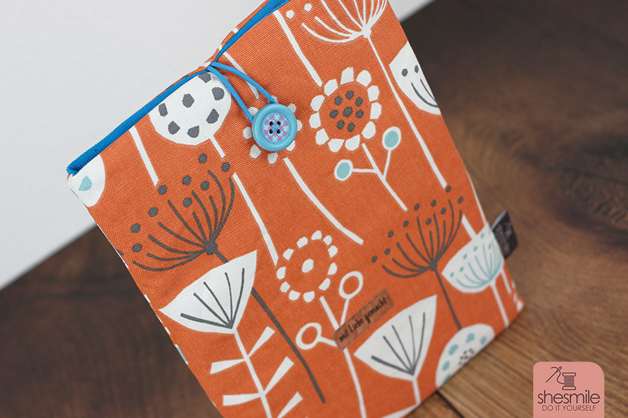 Nähanleitung für alle Größen und Modelle gestaltet als PDF-E-Book von shesmile für eine einfache, gepolsterte Schutztasche aus Stoff für Handy, Tablet, E-Book Reader oder Laptop. Schnittmuster selbst erstellen, passend für alle Größen und Modelle.