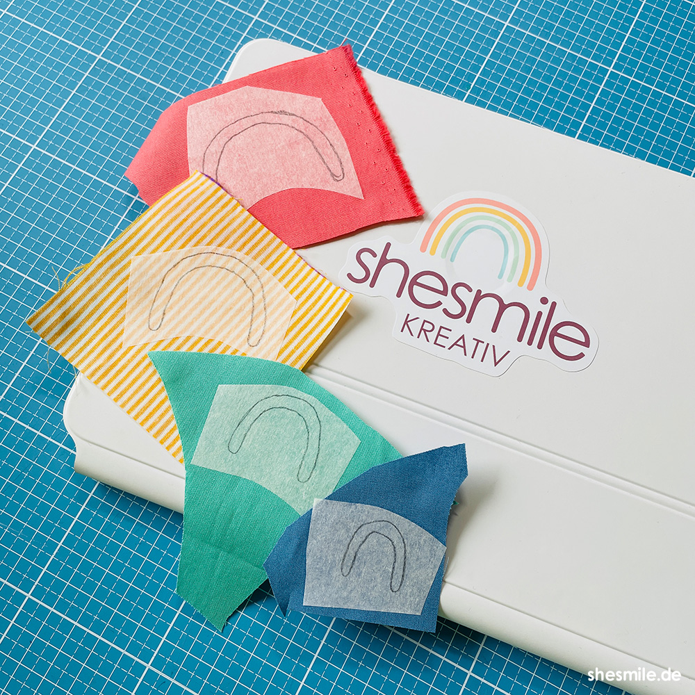 Vier verschiedene Webware Stoffe zum Applizieren eines Regenbogens