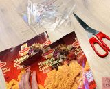 Plätzchentüte leer gefuttert? Näh dir eine Tasche draus! Hier bekommst du eine kostenlose Nähanleitung mit Tipps und Tricks zur Buchfolie. Ein #SonntagsDing von Die Ebookmacher. Einfach. Kreativ. shesmile.