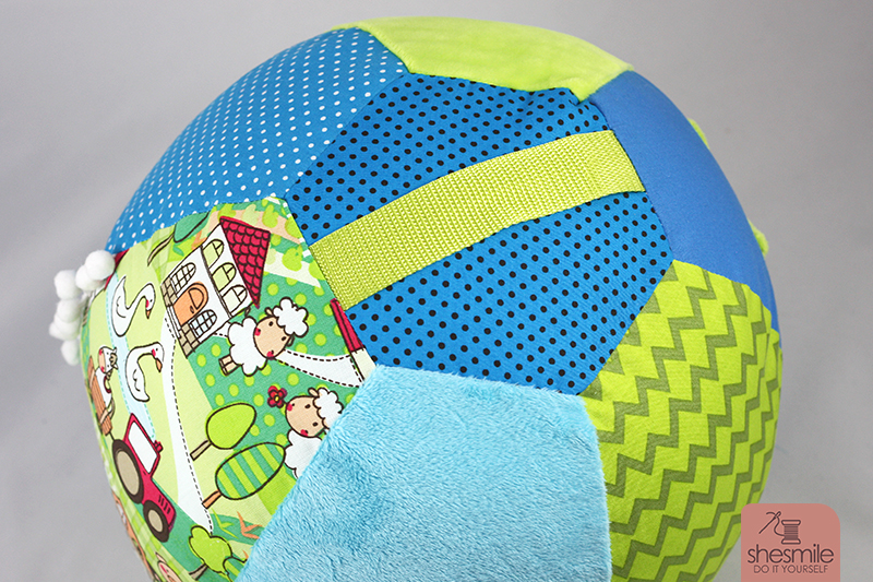 Ein Adventsballon als Spielball zum Geburtstag (Nähanleitung und Schnittmuster von shesmile) Gurtband, Bommelborte und Plüsch