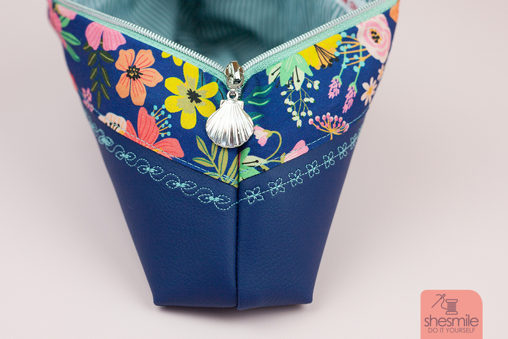 Unser Beitrag zur Vergessene Schätze Challenge im April zum Thema Floral. Ein Stiftemäppchen Lotta von shesmile als Mama-Tochter-Nähprojekt in den Ferien.