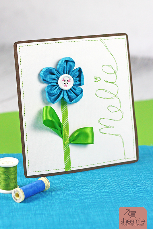 Eine genähte Grußkarte aus Blumen aus Stoff und SnapPap (Eine DIY-Idee von shesmile) Stoff statt Blumen. Eine Geschenkidee für Näherinnen.