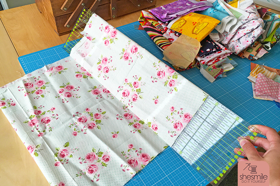 Mit diesem Trick kannst du Stoffe super gleichmäßig in dein Stoffregal einsortieren. Du brauchst nur ein Kallax-Regal von IKEA und ein Patchwork-Lineal.
