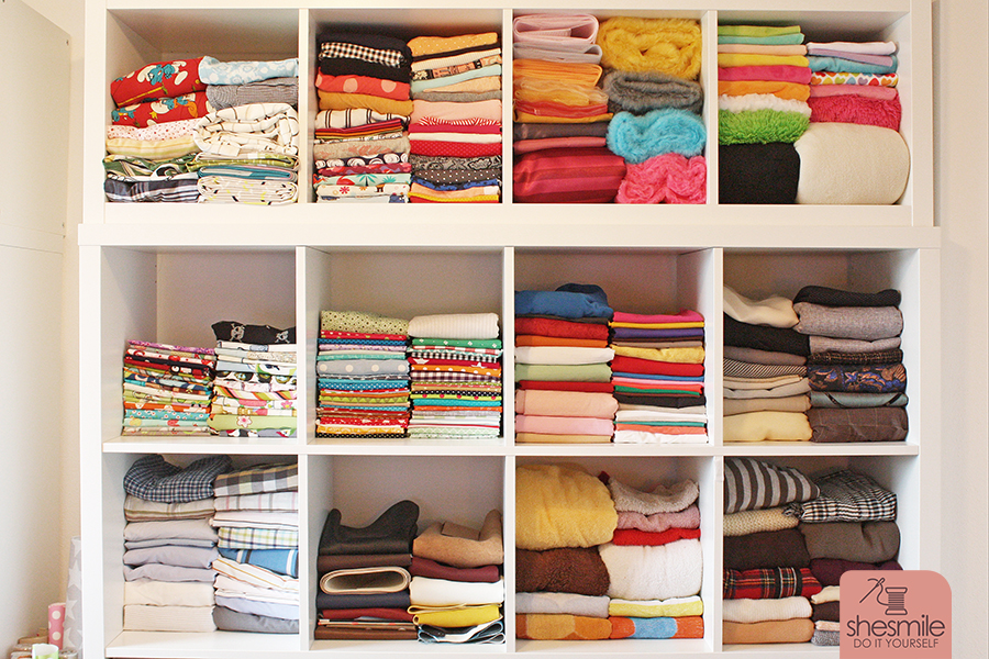 Mit diesem Trick kannst du Stoffe super gleichmäßig in dein Stoffregal einsortieren. Du brauchst nur ein Kallax-Regal von IKEA und ein Patchwork-Lineal.