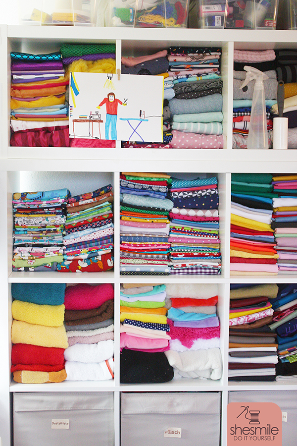 Mit diesem Trick kannst du Stoffe super gleichmäßig in dein Stoffregal einsortieren. Du brauchst nur ein Kallax-Regal von IKEA und ein Patchwork-Lineal.