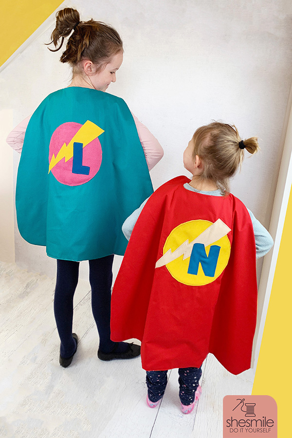 Einen Superhelden-Umhang für Kinder nähen! Ein kostenloses Schnittmuster und Nähanleitung als PDF-Freebook von Kid5, genäht mit applizierten Buchstaben Letterello von shesmile.