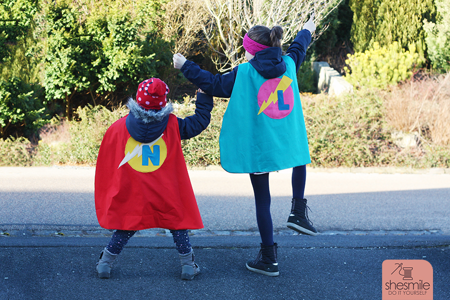 Einen Superhelden-Umhang für Kinder nähen! Ein kostenloses Schnittmuster und Nähanleitung als PDF-Freebook von Kid5, genäht mit applizierten Buchstaben Letterello von shesmile.