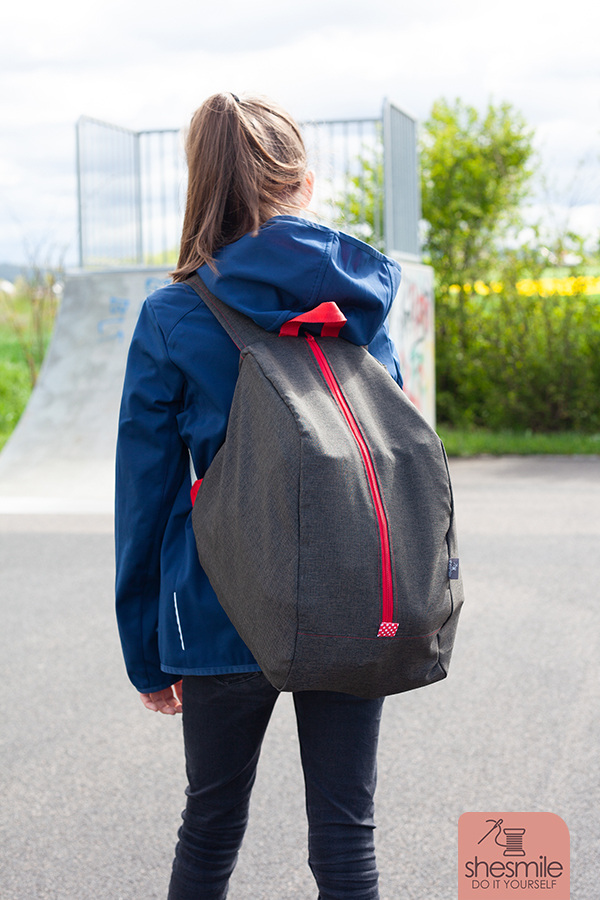 Eine Nähanleitung mit Schnittmuster in 3 Größen von shesmile! Einen SusiSkates Rucksack für die Inline-Skates meiner Tochter nähen.