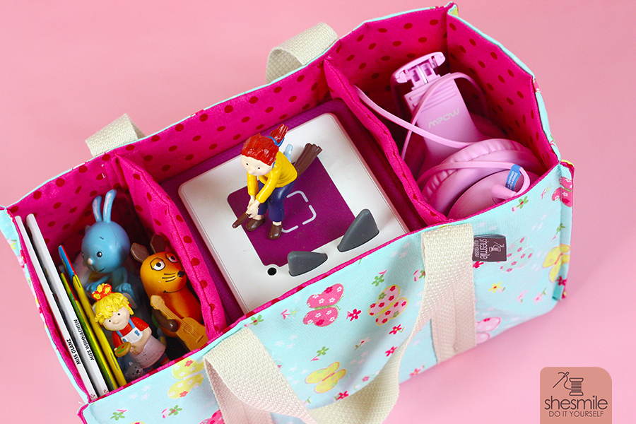 Eine Tragetasche für Spielzeug und die Toniebox nähen. Mit der TanteTrage TragBox. Eine Nähanleitung mit Schnittmuster von shesmile. Passend für eine Toniebox, Tonies, Pixibücher, Ladekabel, Kopfhörer und Spielzeug oder Kuscheltiere. Für Kinder, für Unterwegs. Einfach und schnell nähen.
