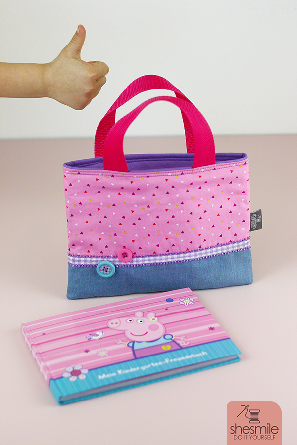 Mit der kostenlosen Nähanleitung Tasche Taschilo von shesmile schnell und einfach die passende Schutztasche für das PeppaWutz Freundebuch für den Kindergarten nähen