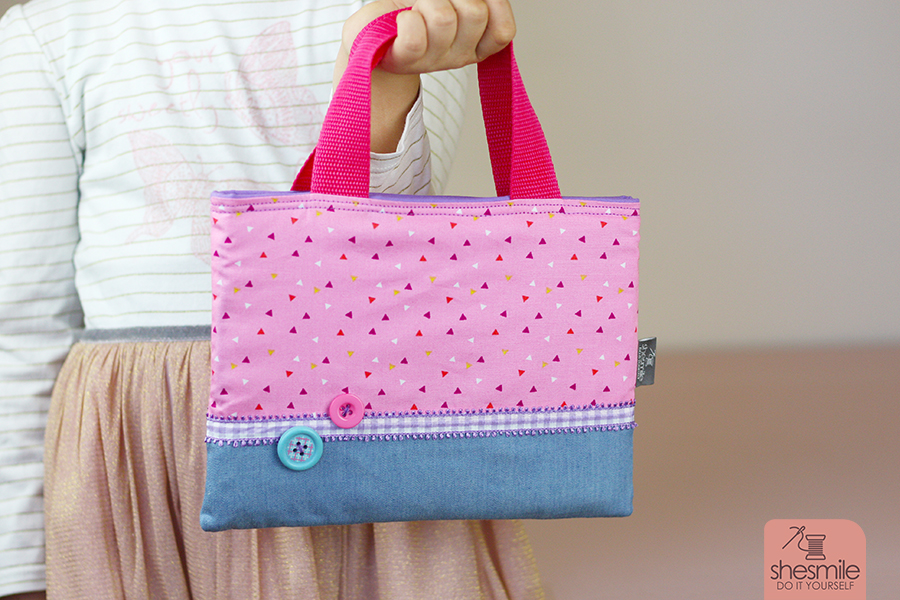 Mit der kostenlosen Nähanleitung Tasche Taschilo von shesmile schnell und einfach die passende Schutztasche für das PeppaWutz Freundebuch für den Kindergarten nähen