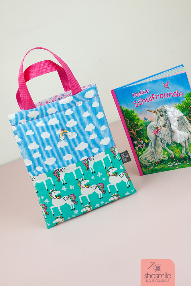 Wer meinem Blog schon etwas länger verfolgt, der weiss, dass ich für jedes neue Freundebuch auch eine Schutztasche "Taschilo" nähe. Die Freundebücher gehen durch so viele Hände und Schultaschen, da kann eine Schutzhülle bzw. Schutztasche aus Stoff nicht schaden. Und die Taschen sind wirklich schnell und einfach genäht.