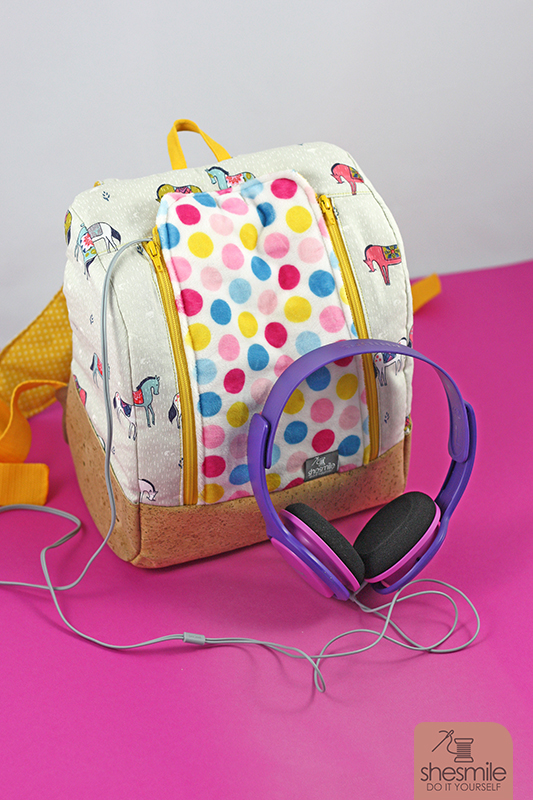 Der Rucksack KlapPack passt perfekt zu deiner Toniebox. Mit der Nähanleitung mit Schnittmuster in zwei Größen von shesmile kannst du diese Tasche einfach nähen.