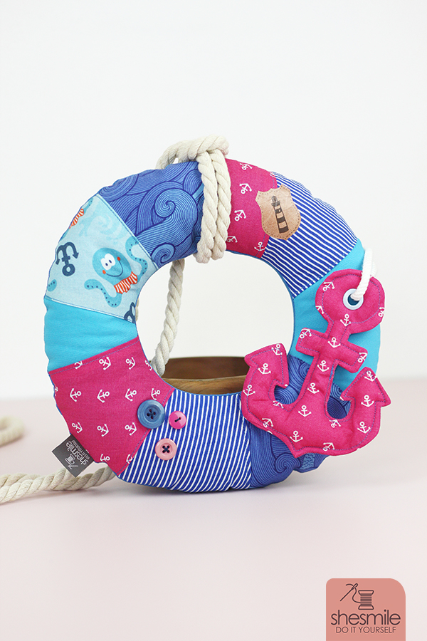Mit Letterello-Anker, Knöpfen und Leuchtturm! Einen maritimen Türkranz aus Stoff nähen mit der Nähanleitung und Schnittmuster von shesmile.
