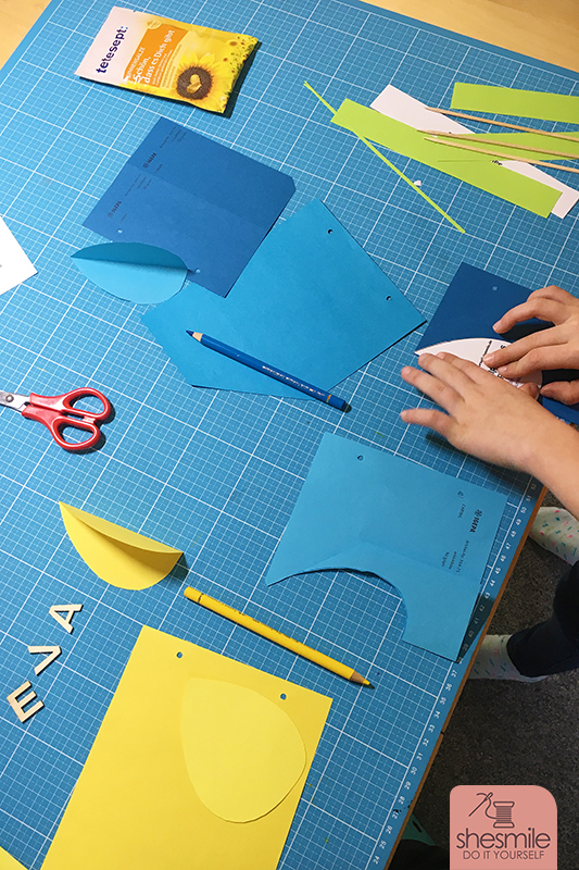 Tulpen aus Papier als Geburtstagsgeschenk mit Kindern basteln. Eine kostenlose Bastelanleitung und Zeichenvorlage bzw. Druckvorlage als Freebook von shesmile.