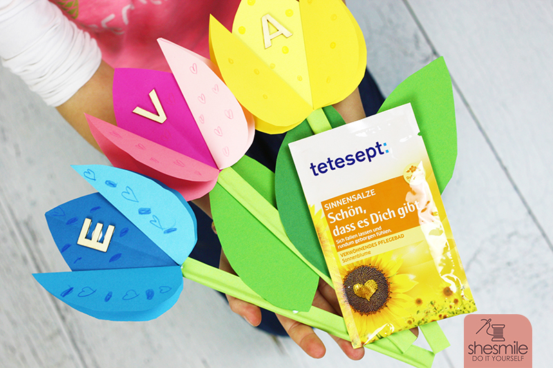 Tulpen aus Papier als Geburtstagsgeschenk mit Kindern basteln. Eine kostenlose Bastelanleitung und Zeichenvorlage bzw. Druckvorlage als Freebook von shesmile.