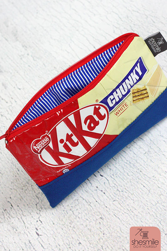 Taschen und Reißverschluss-Täschchen aus alten Verpackungen von Milka, Süßigkeiten, Maiswaffeln, Schokolade und Chipstüten nähen. Eine kostenlose Nähanleitung mit Tipps und Tricks mit Buchfolie von Melie von GrünBlauMeliert und Lisse von shesmile.