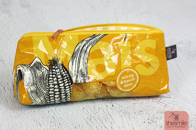 Taschen und Reißverschluss-Täschchen aus alten Verpackungen von Milka, Süßigkeiten, Maiswaffeln, Schokolade und Chipstüten nähen. Eine kostenlose Nähanleitung mit Tipps und Tricks mit Buchfolie von Melie von GrünBlauMeliert und Lisse von shesmile.
