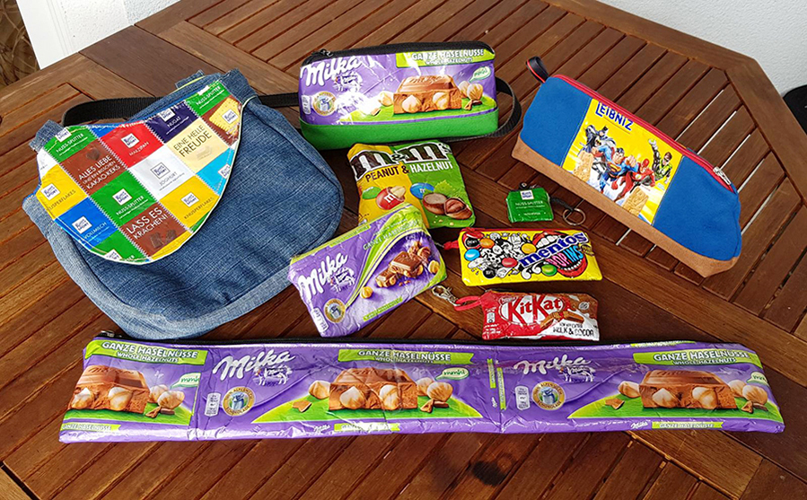 Taschen und Reißverschluss-Täschchen aus alten Verpackungen von Milka, Süßigkeiten, Maiswaffeln, Schokolade und Chipstüten nähen. Eine kostenlose Nähanleitung mit Tipps und Tricks mit Buchfolie von Melie von GrünBlauMeliert und Lisse von shesmile.