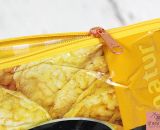 Taschen und Reißverschluss-Täschchen aus alten Verpackungen von Milka, Süßigkeiten, Maiswaffeln, Schokolade und Chipstüten nähen. Eine kostenlose Nähanleitung mit Tipps und Tricks mit Buchfolie von Melie von GrünBlauMeliert und Lisse von shesmile.