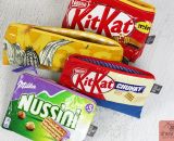 Taschen und Reißverschluss-Täschchen aus alten Verpackungen von Milka, Süßigkeiten, Maiswaffeln, Schokolade und Chipstüten nähen. Eine kostenlose Nähanleitung mit Tipps und Tricks mit Buchfolie von Melie von GrünBlauMeliert und Lisse von shesmile.
