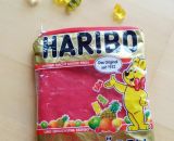 Taschen und Reißverschluss-Täschchen aus alten Verpackungen von Milka, Süßigkeiten, Maiswaffeln, Schokolade und Chipstüten nähen. Eine kostenlose Nähanleitung mit Tipps und Tricks mit Buchfolie von Melie von GrünBlauMeliert und Lisse von shesmile.