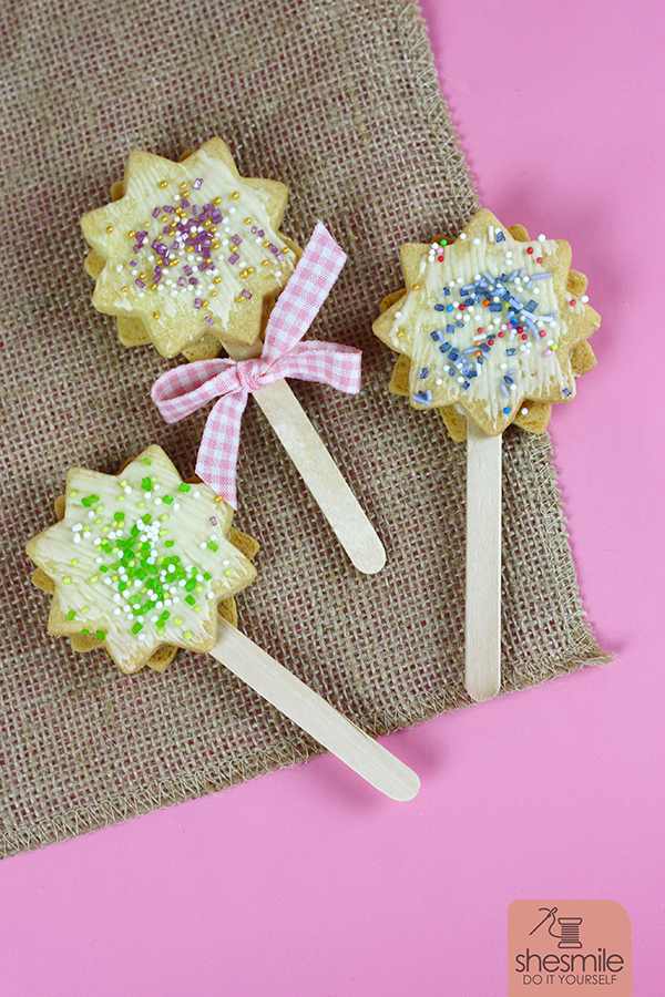 Ein Zauberstab aus Butterplätzchen und Zuckerperlen zum Essen. Eine Backidee mit Lieblingsrezept von shesmile. Perfekt zum Verschenken, als Gastgeschenk, Tellerdeko oder Mitgebsel für den Kindergeburtstag.