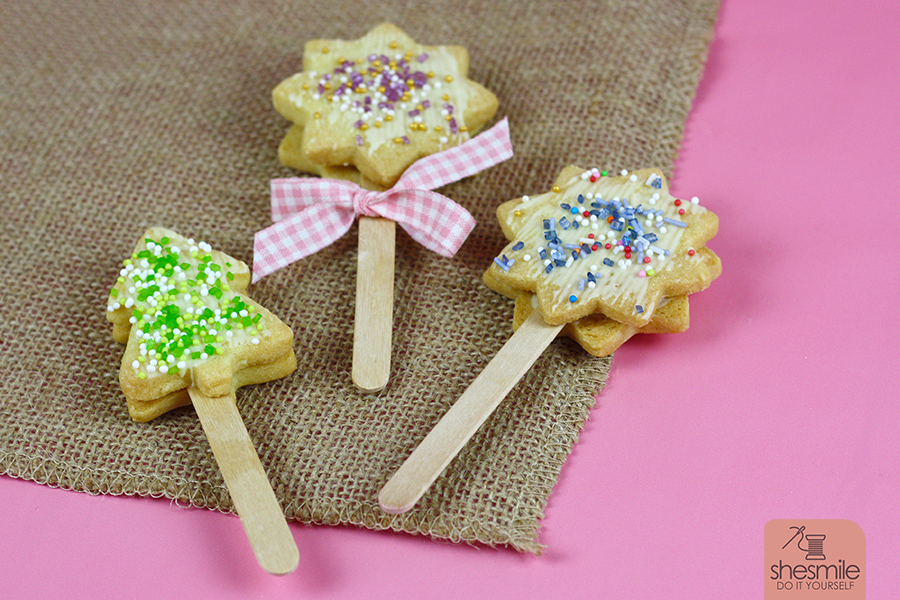Ein Zauberstab aus Butterplätzchen und Zuckerperlen zum Essen. Eine Backidee mit Lieblingsrezept von shesmile. Perfekt zum Verschenken, als Gastgeschenk, Tellerdeko oder Mitgebsel für den Kindergeburtstag.
