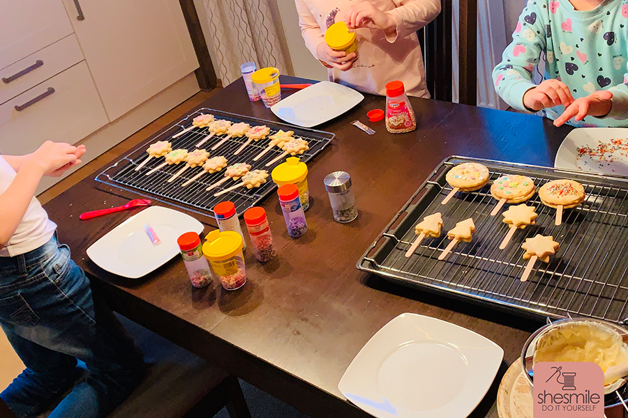Ein Zauberstab aus Butterplätzchen und Zuckerperlen zum Essen. Eine Backidee mit Lieblingsrezept von shesmile. Perfekt zum Verschenken, als Gastgeschenk, Tellerdeko oder Mitgebsel für den Kindergeburtstag.