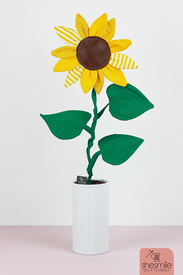Nähanleitung und Schnittmuster gestaltet als PDF-E-Book von shesmile für Frieda Sonnenblume. Die Zimmerpflanzen aus Stoff für Allergiker, das Kinderzimmer, Vielreisende, kranke und alte Menschen, schattige Plätzchen oder Pflanzendummies wie mich!