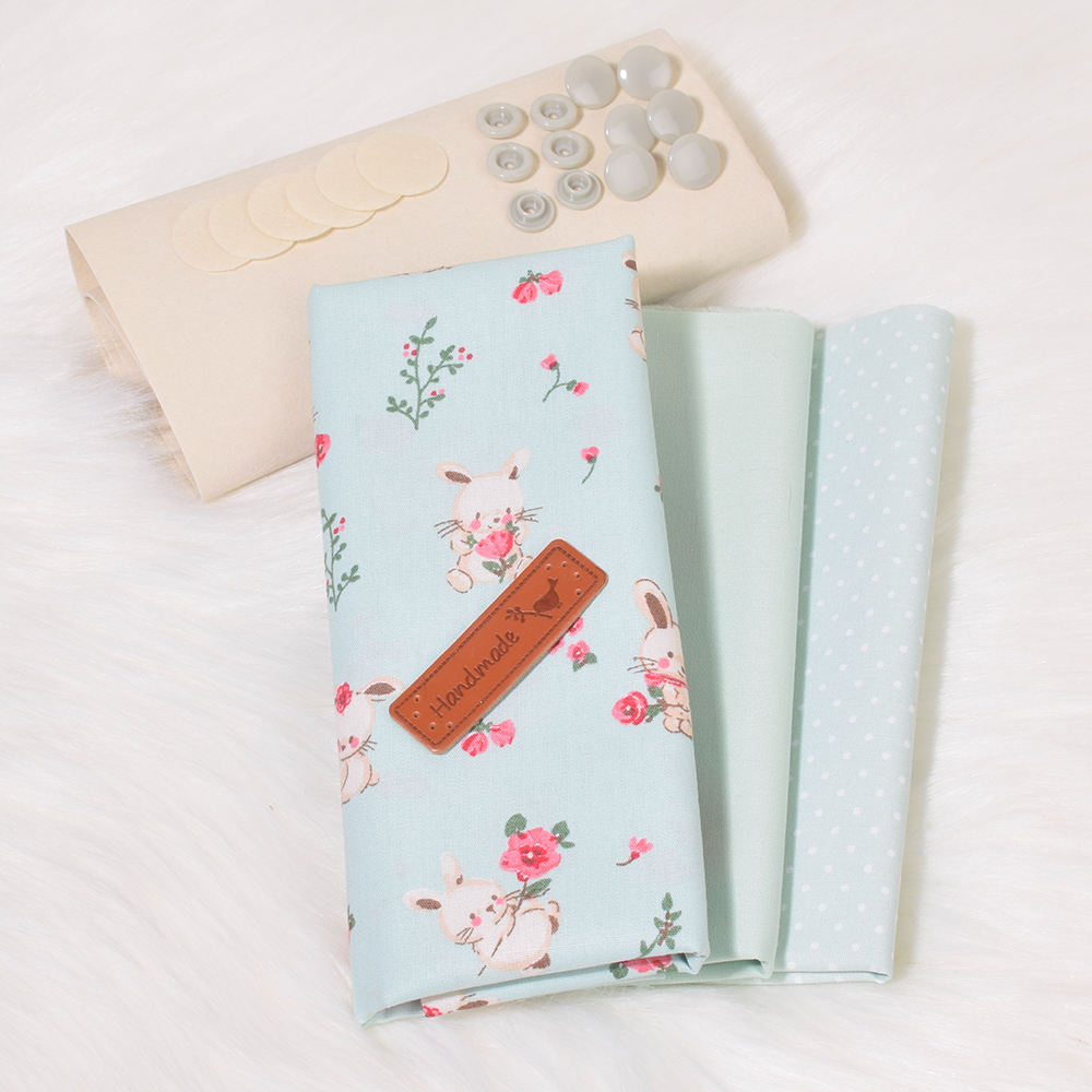 Beim shesmile-Bestseller-Weekend im Dezember gibt es den Kartenhalter KiddiCard von shesmile für nur 2 EUR. Passende Materialpakete gibt es von Stoffdsign!