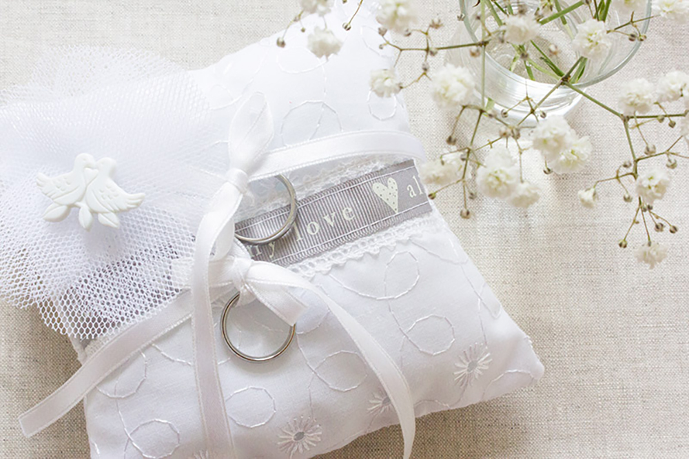 Genäht in 10 Minuten! Ein Ringkissen für die Hochzeit des Bruders. Nähanleitung und Schnittmuster von Kreativlabor Berlin für ein romantisches Ringkissen.