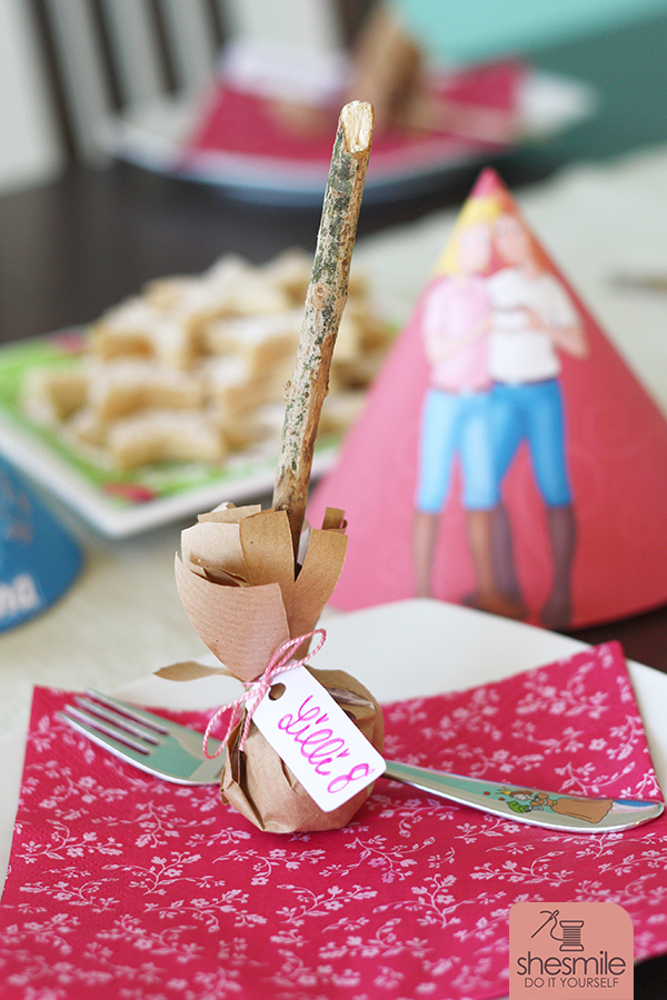 Meine Tochter und ich feiern in der Corona-Zeit eine Bibi & Tina Hexenparty zu unserem Geburtstag. Nicht mit Freundinnen sondern mit der Familie. Wir feiern mit der Würfel- und Sterne-Schatzsuche und basteln Hexenbesen als Gastgeschenke.