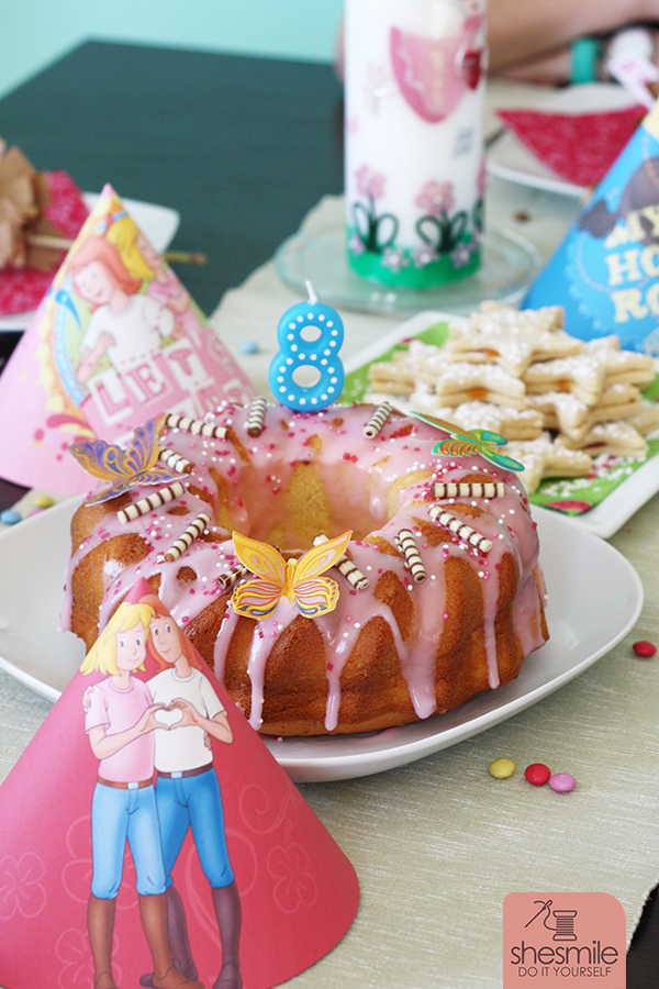 Meine Tochter und ich feiern in der Corona-Zeit eine Bibi & Tina Hexenparty zu unserem Geburtstag. Nicht mit Freundinnen sondern mit der Familie. Wir feiern mit der Würfel- und Sterne-Schatzsuche und basteln Hexenbesen als Gastgeschenke.