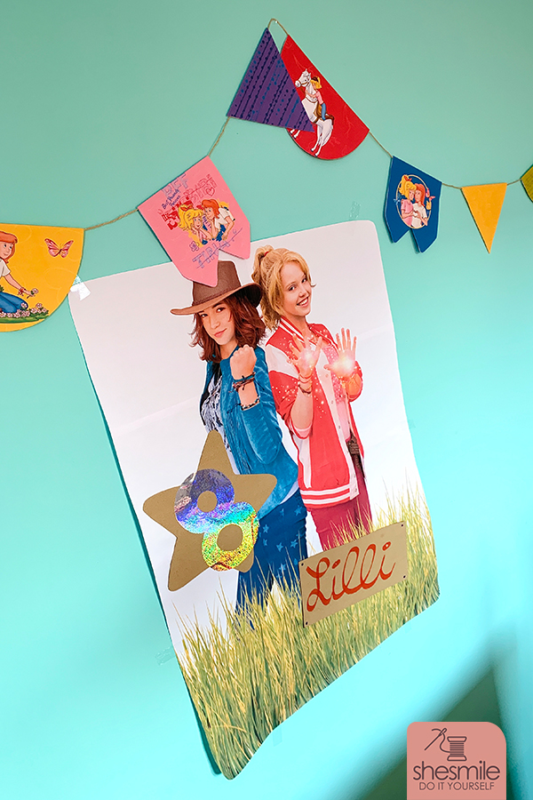 Meine Tochter und ich feiern in der Corona-Zeit eine Bibi & Tina Hexenparty zu unserem Geburtstag. Nicht mit Freundinnen sondern mit der Familie. Wir feiern mit der Würfel- und Sterne-Schatzsuche und basteln Hexenbesen als Gastgeschenke.