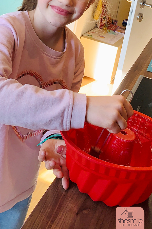 Meine Tochter und ich feiern in der Corona-Zeit eine Bibi & Tina Hexenparty zu unserem Geburtstag. Nicht mit Freundinnen sondern mit der Familie. Wir feiern mit der Würfel- und Sterne-Schatzsuche und basteln Hexenbesen als Gastgeschenke.