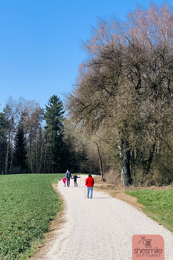 Meine Tochter und ich feiern in der Corona-Zeit eine Bibi & Tina Hexenparty zu unserem Geburtstag. Nicht mit Freundinnen sondern mit der Familie. Wir feiern mit der Würfel- und Sterne-Schatzsuche und basteln Hexenbesen als Gastgeschenke.