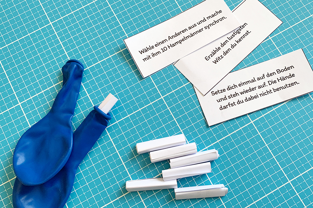 Außerdem haben wir farblich passende Luftballons mit lustigen Aufgaben aus dem E-Book KnallBonBons "Partyspaß" (Bastelanleitung und Ideensammlung) bestückt und an einer Schnur quer durch den Raum gehängt!