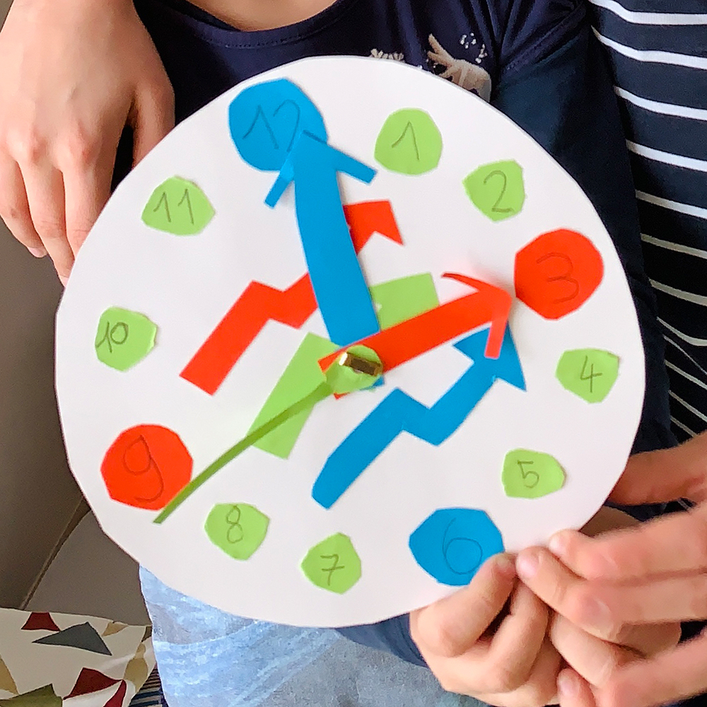 Die Große hat eifrig eine Papieruhr in PJ Masks Farben gebastelt.