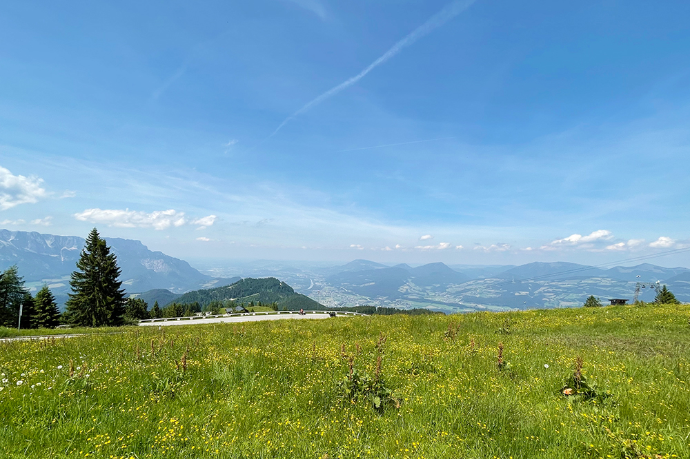 Malerische Passstraße mit weitem Panoramablick über die umliegenden Täler und Berge. Rundumsicht auf der Rossfeld Panoramastraße. Reisetagebuch von shesmile.