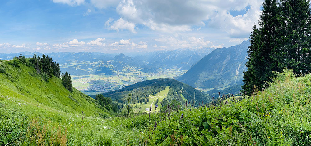 Malerische Passstraße mit weitem Panoramablick über die umliegenden Täler und Berge. Rundumsicht auf der Rossfeld Panoramastraße. Reisetagebuch von shesmile.