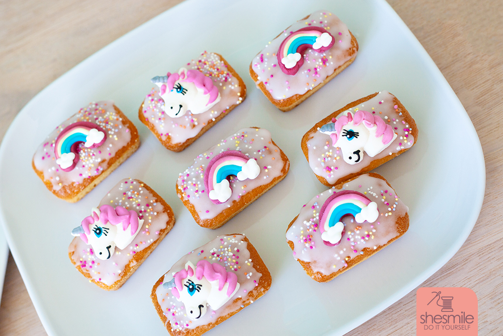 ... und weil wir beim Einkaufen für die Einhornparty im Einhorn-Rausch waren, haben wir auch noch diese zuckersüßen Dekor-Einhörner und Dekor-Regenbogen von DecoCino mitgenommen. Sieht super aus, kann man aber leider so gar nicht beissen Erstrecht nicht mit Zahnlücken! Der Zuckerguss ist viel zu fest.