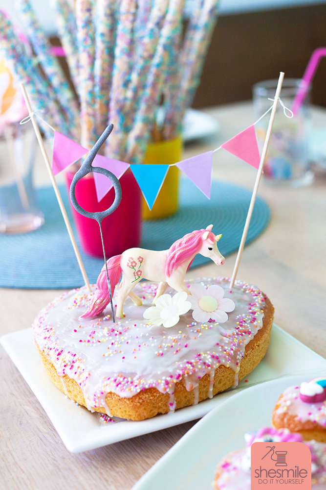 Außerdem haben wir wieder eine Wimpelkette "Caketopper" nach meiner kostenlosen Bastelidee gebastelt. Auch hier haben wir uns für die Wimpelecken in pink-lila-blau entschieden. Das Schleich-Einhorn, eine Funkelkerzen in Form einer 6 und essbare Oblaten-Blumen zierten den Herzkuchen.