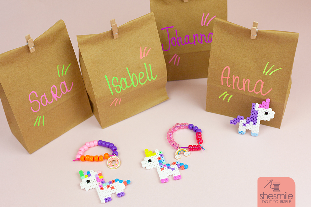 Jeder Gast hat sein gebasteltes Perlenarmband, sein gebügeltes Bügelperleneinhorn und eine Papiertüte mit Einhorn-Schaumbad, Smarites und Pferdeluftballon mit nach Hause nehmen können. Als Erinnerung an diesen schönen Nachmittag!